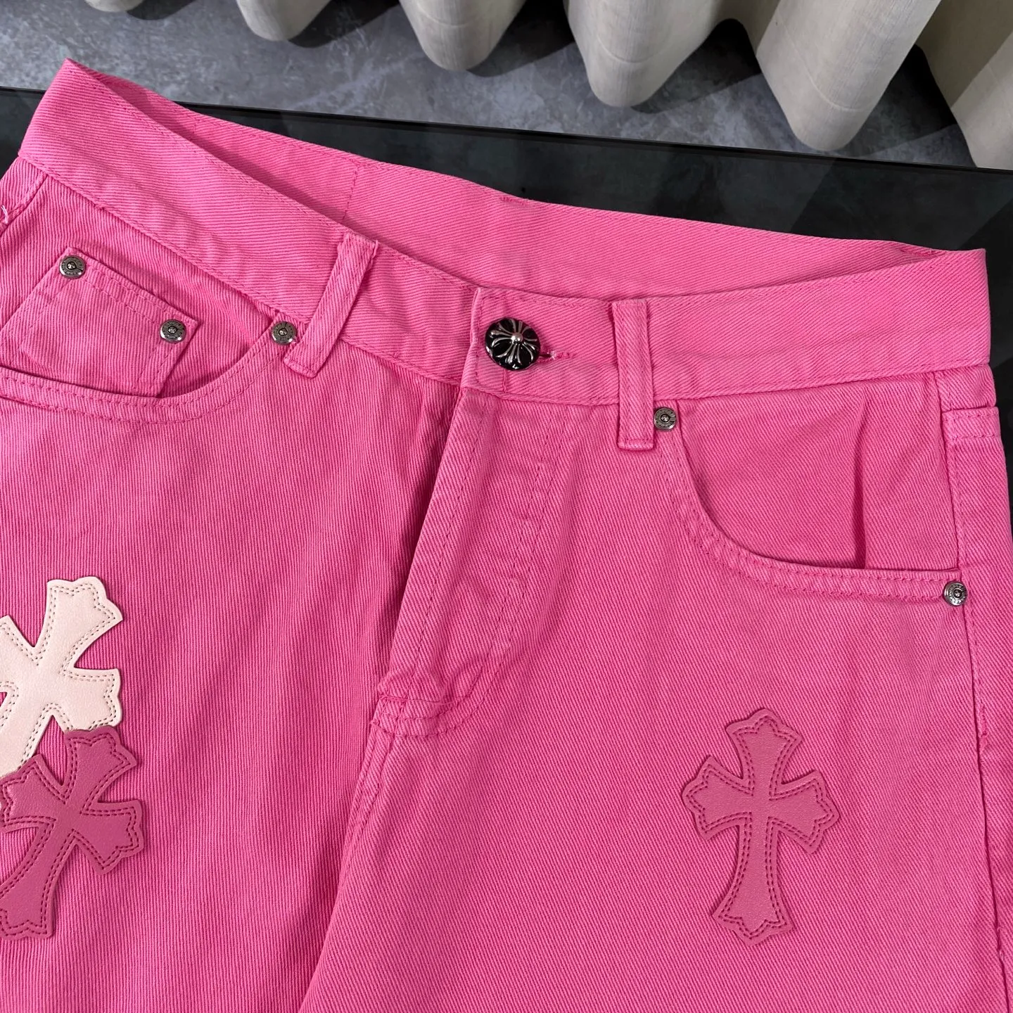 P250 chrome hearts 2025 new limited edition rose pink jeans vi Top heavy industry fashionable design] Consistent high street luxury style creation. Speaking of this style, the Zangyin family and GU family are definitely the leading representative brands. Especially the Zangyin family has really achieved a state-of-the-art effect in creating high street style. The unique washed material is used to create this style. The color system is quite eye-catching. After it is decorated with patchwork cross flowers, it cleverly highlights the charm of the brand. Secondly, this style uses classic The classic high-waist cutting design highlights the long legs and fashionable temperament of the upper body. The brand is highly recognizable and the slim fit configuration is more suitable for daily wear. It is a product that interprets personality, fashion, and specifications at a glance. This single product is enough to make any fan excited. It can be a white T-shirt for youthful preppy style, or a tight suspender for lady style. It has strong matching ability and can be easily controlled by men.  [Materials and craftsmanship] Needless to say, this point goes without saying. As an excellent craftsman brand, Zangyin’s requirements for details and craftsmanship are really perfect. The washed color of this model has gone through so many processes, not to mention the embellishment of denim appliques. It is also purely hand-made and sewn. Just like what they believe in, only hand-made things have soul and have the meaning of wear. A top-notch heavy-duty fashionable denim item, I look forward to your perfect interpretation! !  Size:28-34